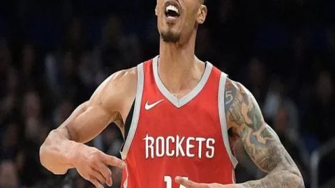 东契奇赛场外热情为客场粉丝签名，彰显球星风范